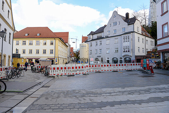 Der Platz am Roider-Jackl-Brunnen ist schon gepflastert. Rechts im Bild der vorbereitete Bereich für das Baumquartier mit Sicherheitsabdeckung.(Foto: Stadt Freising)
