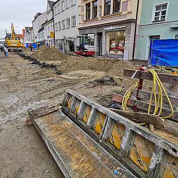 Im zweiten Bauabschnitt ist die Moosach bereits verrohrt und das Gelände aufgefüllt, damit darauf wieder mit schwerem Gerät gearbeitet werden kann. (Foto: Stadt Freising)