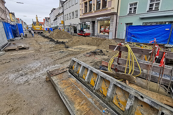 Im zweiten Bauabschnitt ist die Moosach bereits verrohrt und das Gelände aufgefüllt, damit darauf wieder mit schwerem Gerät gearbeitet werden kann. (Foto: Stadt Freising)