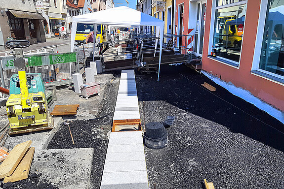 Im Bereich der Karlwirt-Kreuzung wurde am 21. Juli 2020 mit der Pflasterung der Oberen Hauptstraße begonnen. (Foto: Stadt Freising)