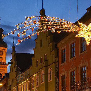 Die neuen Sternschnuppen sorgen für eine stimmungsvolle, abendliche Beleuchtung. (Foto: Stadt Freising)