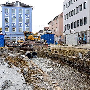In diesem hier noch frei fließende Abschnitt wird die Moosach abermals verrohrt, um in einer trockenen Baugrube arbeiten zu können. (Foto: Stadt Freising) 