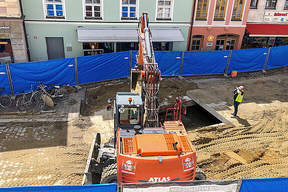 Blick von oben auf die Arbeiten für Moosach-Öffnung in der Oberen Hauptstraße - hier der erste Bauabschnitt, bei dem das Uferbett saniert, der Bachlauf etwas verschoben und dann wieder geschlossen wird. (Foto: Stadt Freising)