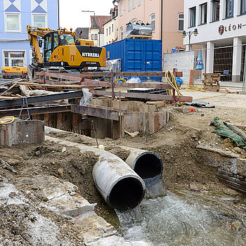 Hier sind die beiden Rohre zu sehen, durch welche die Moosach im ersten Bauabschnitt während der Sanierungsarbeiten geführt wird. (Foto: Stadt Freising)