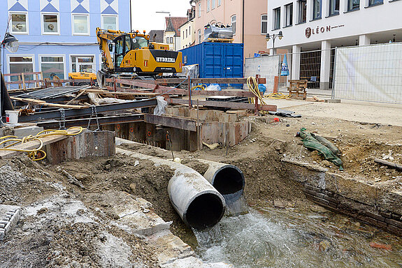 Hier sind die beiden Rohre zu sehen, durch welche die Moosach im ersten Bauabschnitt während der Sanierungsarbeiten geführt wird. (Foto: Stadt Freising)