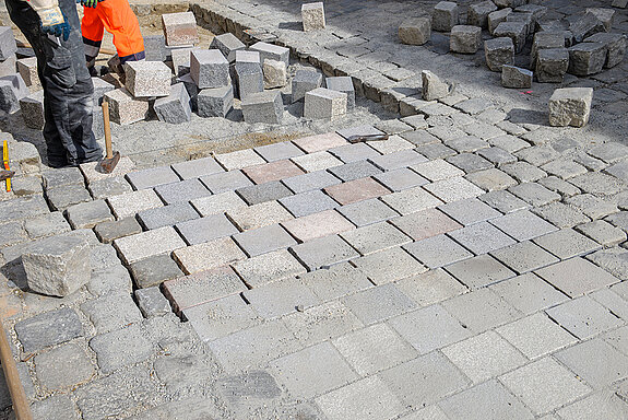 Bauarbeiten im Mittleren Graben für ein begehfreundliches Pflaster. (Foto: Stadt Freising)