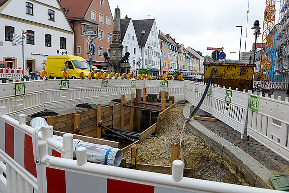 Eine kleine, abmarkierte Baustelle in der Oberen Hauptstraße. (Foto: Stadt Freising)