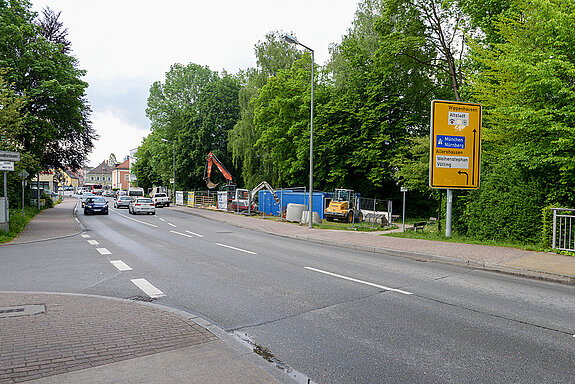 Auf der ehemaligen kleinen Grünfläche an der Joahnnisstraße stehen die ersten Baucontainer und es laufen die Arbeiten für die Errichtung einer Behelfszufahrt zur Sackgasse. (Foto: Stadt Freising)