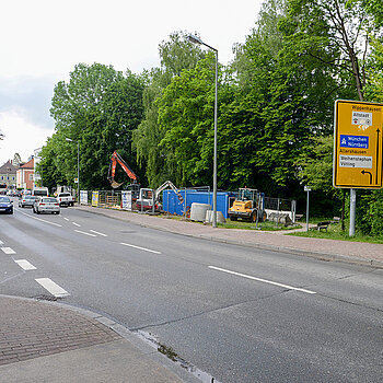 Auf der ehemaligen kleinen Grünfläche an der Joahnnisstraße stehen die ersten Baucontainer und es laufen die Arbeiten für die Errichtung einer Behelfszufahrt zur Sackgasse. (Foto: Stadt Freising)