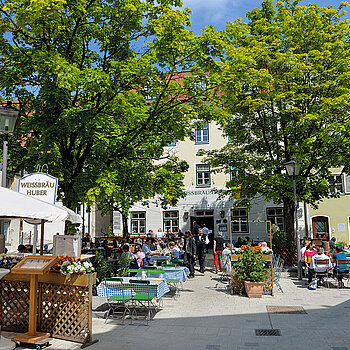 Blick in die barrierefrei gestaltete General-von-Nagel-Straße mit dem Platz vor dem Weißbräu Huber. (Foto: Stadt Freising)