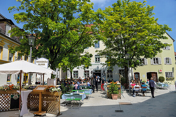 Blick in die barrierefrei gestaltete General-von-Nagel-Straße mit dem Platz vor dem Weißbräu Huber. (Foto: Stadt Freising)