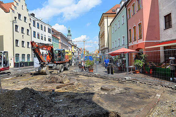 Blick auf den ersten Bauabschnitt - das Pflaster und die Asphaltunterdecke wurden bereits beseitigt. (Foto: Stadt Freising)