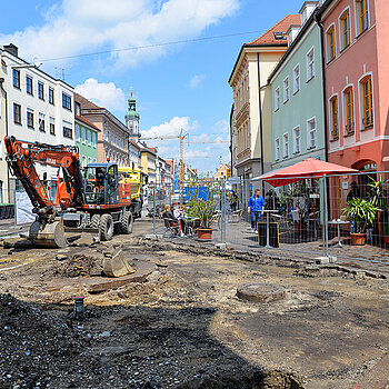 Blick auf den ersten Bauabschnitt - das Pflaster und die Asphaltunterdecke wurden bereits beseitigt. (Foto: Stadt Freising)