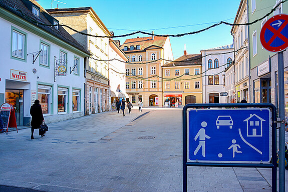 Blick auf den im Dezember 2017 fertiggestellten Bereich der Unteren Hauptstraße mit Hinweisschild, dass hier der verkehrsberuhigte Bereich beginnt. (Foto: Stadt Freising)