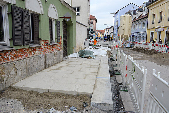 Auf der Nordseite der Oberen Hauptstraße werden ab der Karlwirt-Kreuzung die großen Natursteinplatten verlegt. (Foto: Stadt Freising)