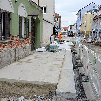 Auf der Nordseite der Oberen Hauptstraße werden ab der Karlwirt-Kreuzung die großen Natursteinplatten verlegt. (Foto: Stadt Freising)
