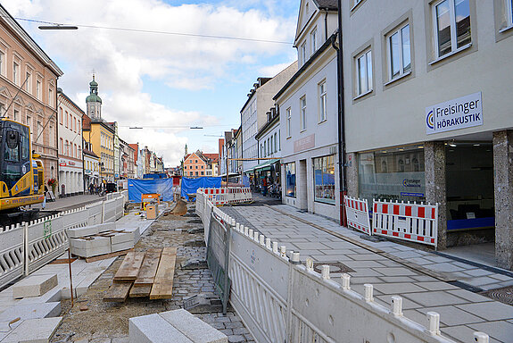 Obere Hauptstraße: Der Anschlussbereich zu den südlichen Hausfassaden wird gerade bearbeitet. (Foto: Stadt Freising)