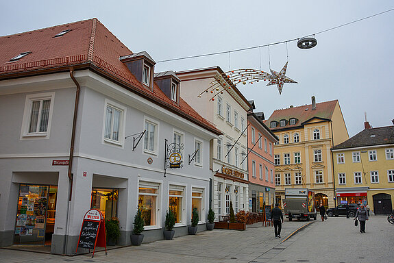 Pünktlich zur Adventszeit steht die neue Weihnachtsbeleuchtung im fertiggestellten Bereich der Unteren Hauptstraße zur Verfügung. (Foto: Stadt Freising)