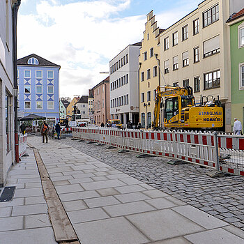 Obere Hauptstraße: Entlang der südlichen Hausfassaden steht zwischen Hirtlederergasse und Sackgasse der neue Belag bereits zur Verfügung. (Foto: Stadt Freising)