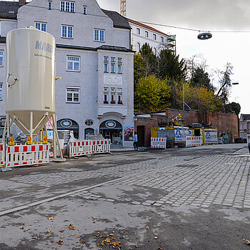 Bahnhofstraße Freising - noch sind die Pflasterarbeiten ganz offensichtlich noch nicht abgeschlossen. (Foto: Stadt Freising)