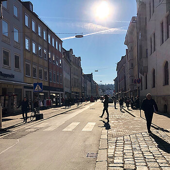 Obere Hauptstraße zwischen Marienplatz und Bahnhofstraße: In diesem Abschnitt erneuern die Freisinger Stadtwerke ab 15. März 2022 bis voraussichtlich Ende Mai abschnittsweise die Strom- und Straßenbeleuchtungskabel. (Foto: Stadt Freising) 