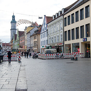 Kurz vor Fertigstellung ist der niveaugleich gestaltete Abschnitt in der Unteren Hautpstraße. (Foto: Stadt Freising)