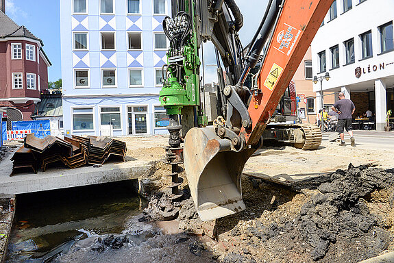 Tief arbeitet sich der Riesenbohrer ins Erdreich. (Foto: Stadt Freising)