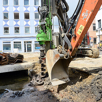 Tief arbeitet sich der Riesenbohrer ins Erdreich. (Foto: Stadt Freising)