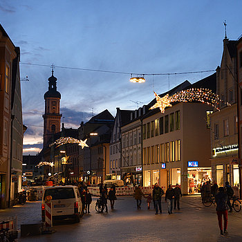 Festliches Freising: Die Sternschnuppen-Installationen versprühen in der Unteren Hauptstraße eine weihnachtliche Stimmung. (Foto: Stadt Freising)